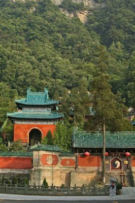  Das Wudang Shan Kloster: Ein spiritueller Rückzugsort mitten im urbanen Treiben Shenyangs!