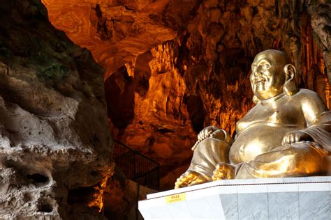 Der Kek Lok Tong Tempel: Ein spirituelles Juwel mit mystischen Höhlen!