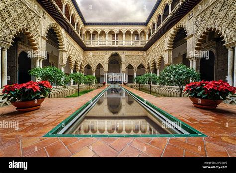  Die Alcázar von Sevilla: Eine Oase der Schönheit und Geschichte im Herzen Andalusiens!