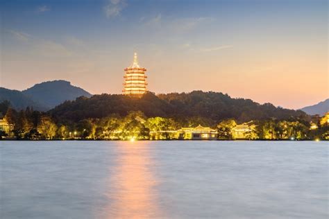 Die Pagode des Heiligen Lichts – ein faszinierendes spirituelles Juwel in Xinyu!