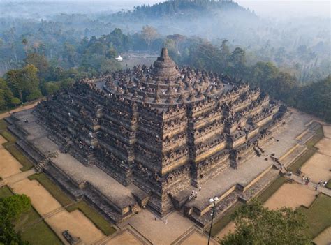  Candi Borobudur - Ein Meisterwerk der Steinmetzkunst und Symbol buddhistischer Erleuchtung!