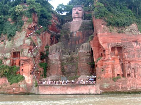 Das Große Buddha-Standbild von Leshan: Ein gigantisches Meisterwerk mit mystischer Aura!