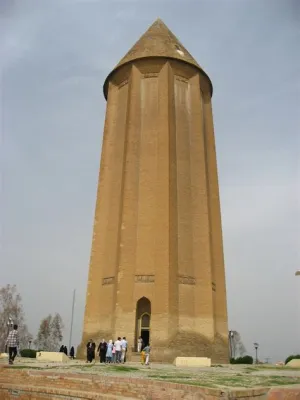  Der Gonbad-e Qabus: Ein historischer Turm der Geheimnisse!