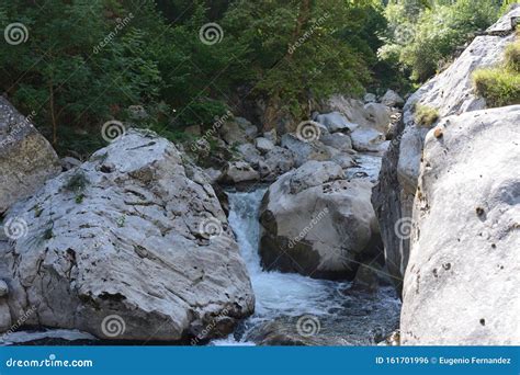  Die Hangu-Pass-Schlucht: Ein historischer Durchgang durch die Zeit und eine unwiderstehliche Schönheit der Natur!